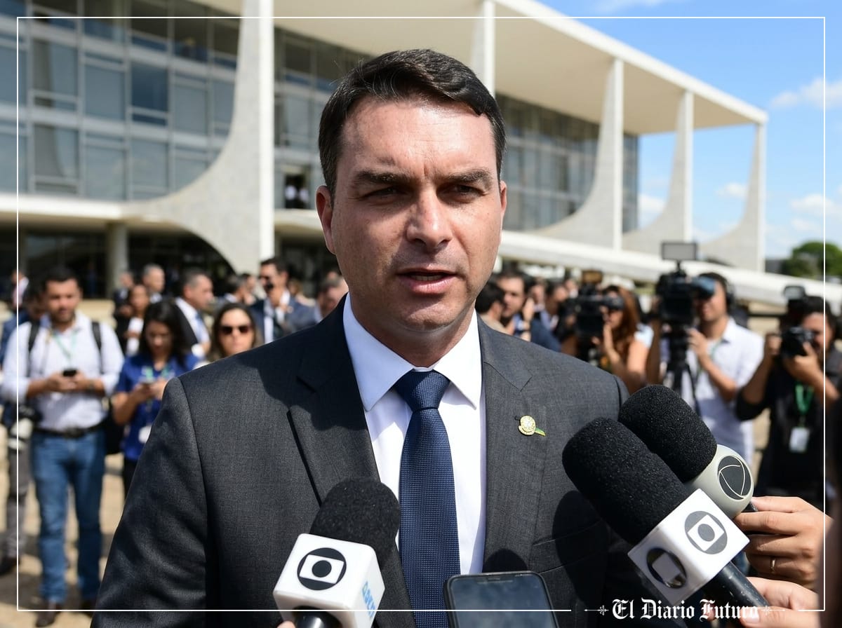 Flávio Bolsonaro habla ante la prensa en Brasilia